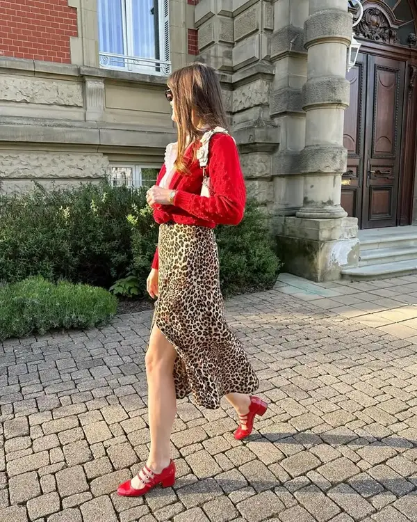 Animal print con prenda roja