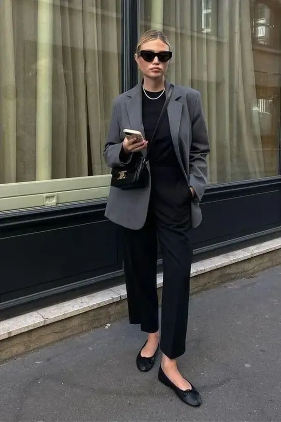 Pantalón recto y clásico al estilo demure