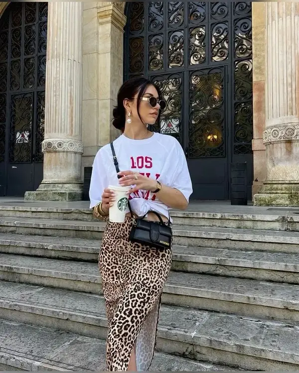 camiseta blanca y falda larga animal print