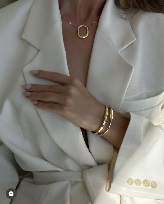 Joyas doradas estilo demure