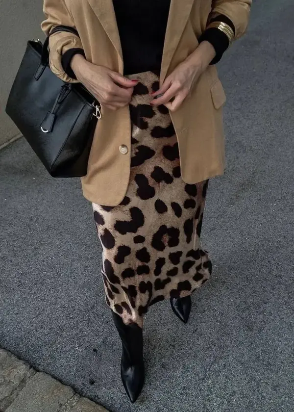 Bolso neutro y falda animal print