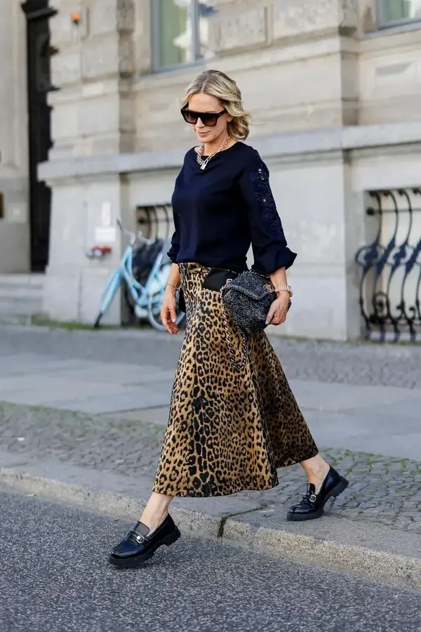 Joyas minimalistas con falda larga animal print
